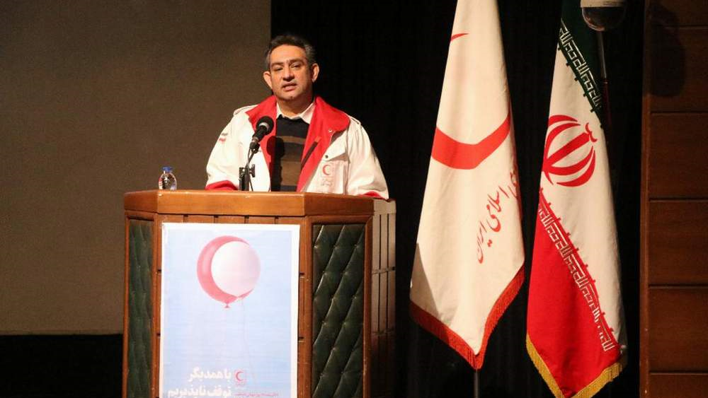 داوطلبان هلال احمر بدون چشمداشت برای کاهش آلام انسانی تلاش میکنند