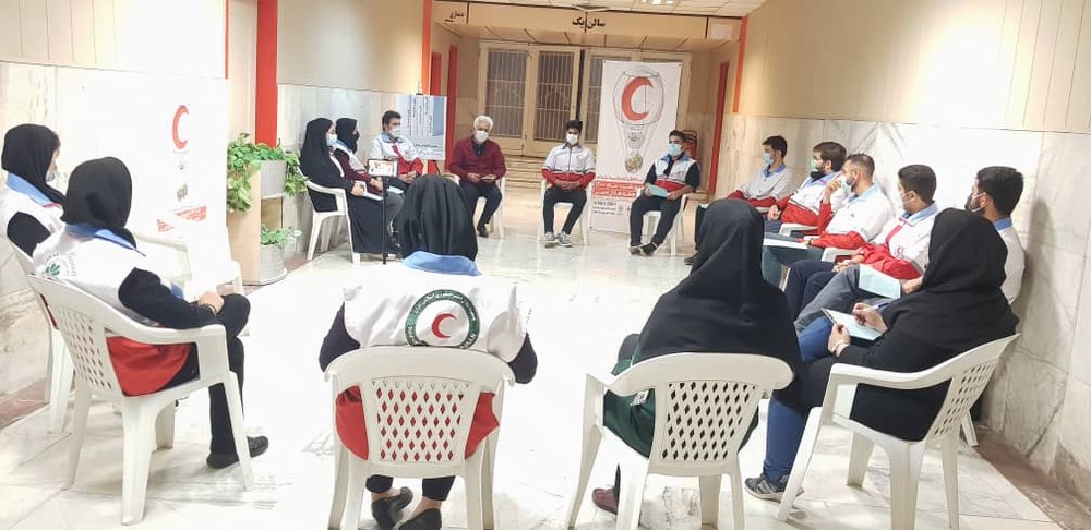 نشست کتابخوانی جوانان بشر دوست هلال احمر قزوین