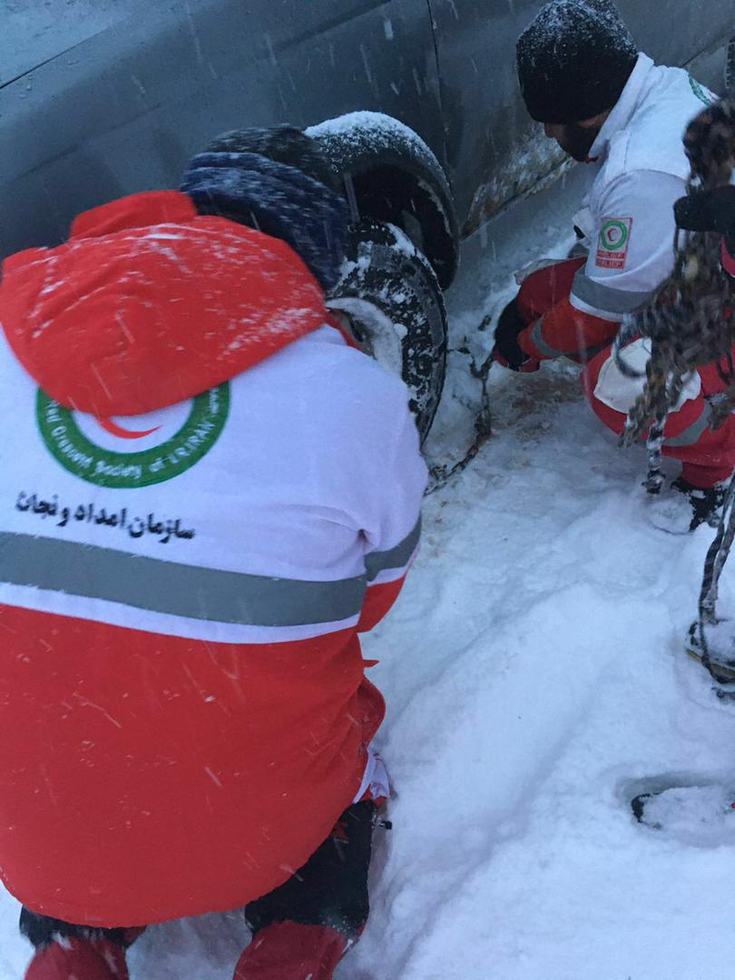 امدادرسانی و رهاسازی خودرو های گرفتار در برف و کولاک در محورهای مواصلاتی استان قزوین توسط تیم های عملیاتی دفتر نمایندگی جمعیت هلال احمر رودبار الموت 
