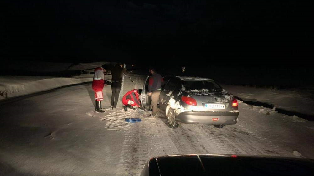 امدادرسانی و رهاسازی خودرو های گرفتار در برف و کولاک در محورهای مواصلاتی استان قزوین توسط تیم های عملیاتی دفتر نمایندگی جمعیت هلال احمر رودبار الموت